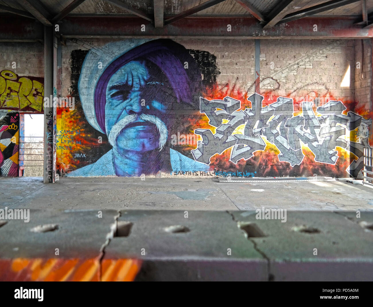 Station d'écoute abandonnée de la NSA avec des dômes radar distinctifs à Teufelsberg dans le Grunewald de Berlin, installation de surveillance de la guerre froide maintenant abandonnée Banque D'Images