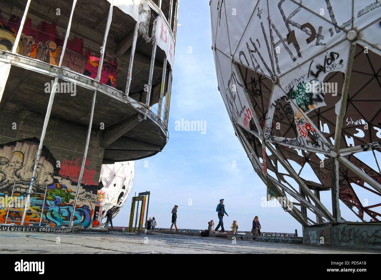 Station d'écoute abandonnée de la NSA avec des dômes radar distinctifs à Teufelsberg dans le Grunewald de Berlin, installation de surveillance de la guerre froide maintenant abandonnée Banque D'Images
