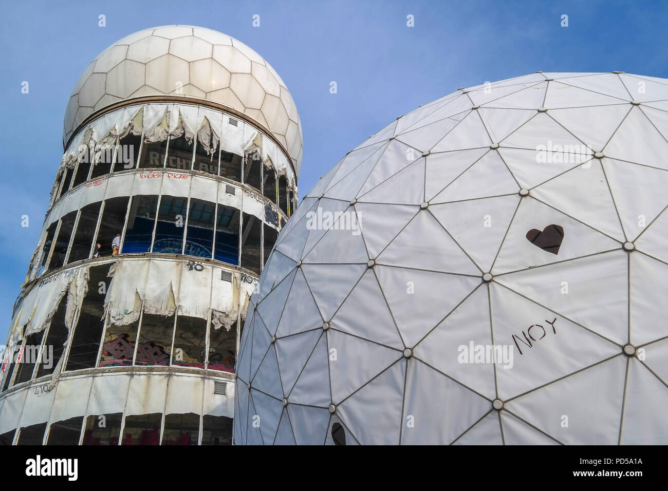 Station d'écoute abandonnée de la NSA avec des dômes radar distinctifs à Teufelsberg dans le Grunewald de Berlin, installation de surveillance de la guerre froide maintenant abandonnée Banque D'Images
