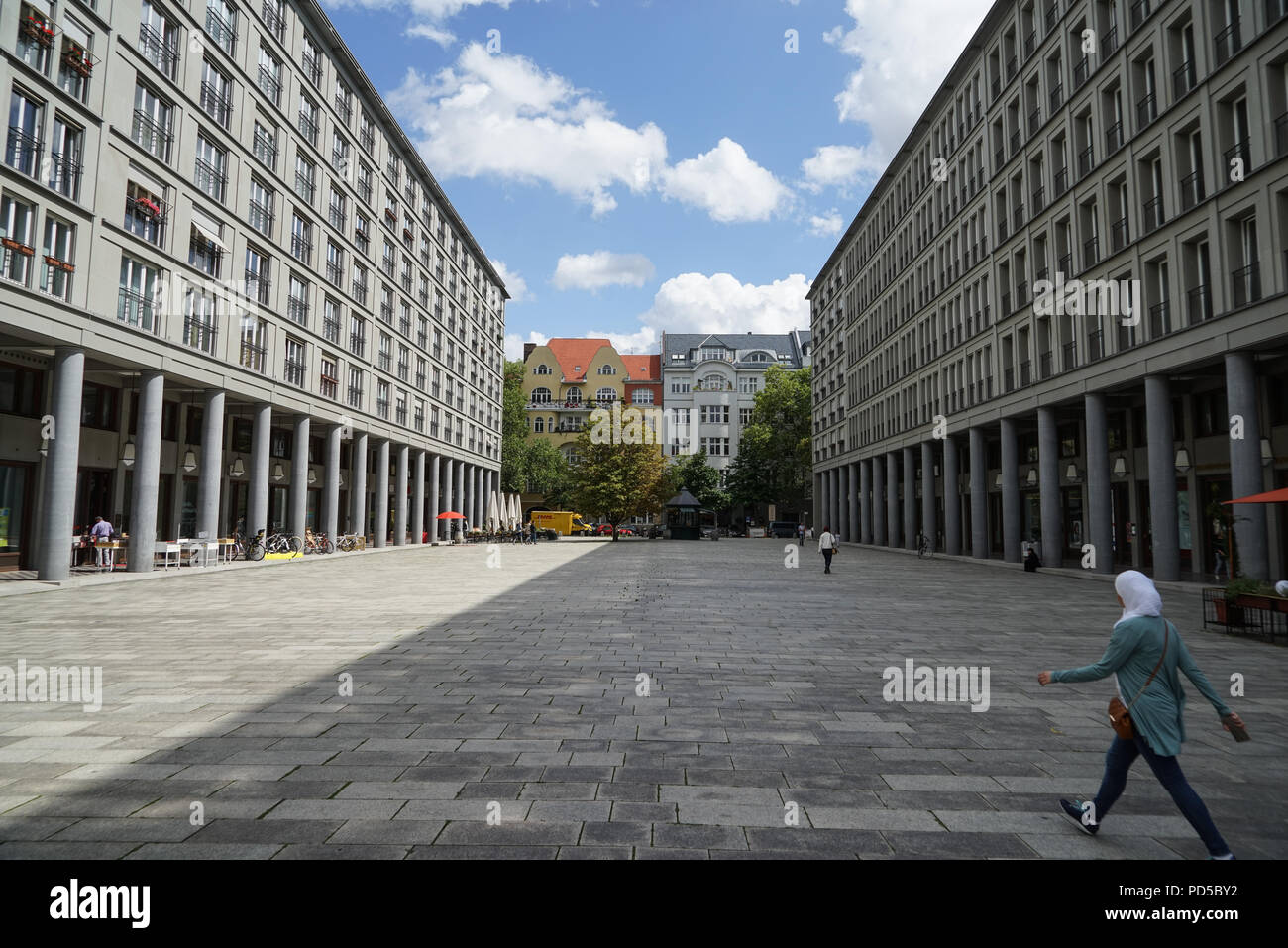 Place Walter-Benjamin, Colonnades Leibniz par Hans Kollhoff, 2001, Charlottenburg, Berlin, Allemagne Banque D'Images