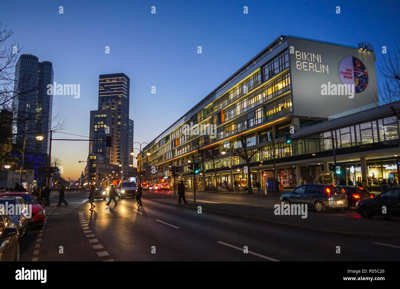 Ambiance nocturne à Breitscheidplatz à Berlin montrant le quartier commercial avec des bâtiments de vente éclairés (Bikini Haus) et la circulation dans la rue Banque D'Images
