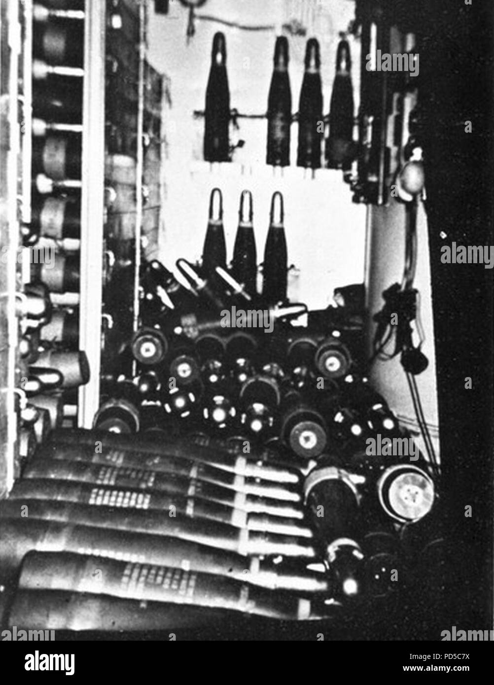 La manipulation des prix des munitions à bord du USS Edson (DD-946) en 1971. Banque D'Images