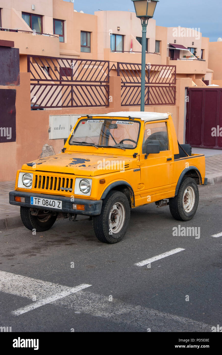 Années 1990 Ancienne Suzuki SJ410 Jaune Santana Soft Top SUV Mini pilote avant gauche vue latérale des années 1990 vintage yellow la conduite à gauche lhd Suzuki Sj 410 s Banque D'Images