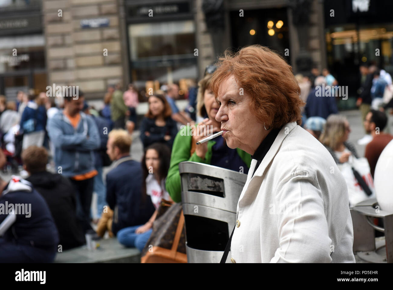 Femme cigarette dans la rue de la ville de Vienne, Autriche Banque D'Images