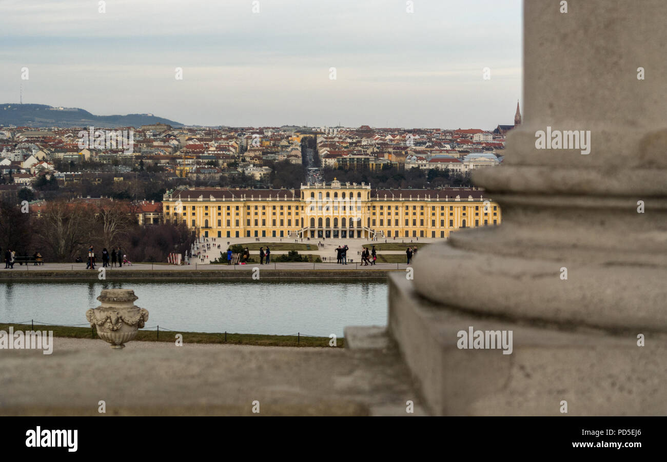 Le grand et impressionnant palais de Schonbrunn, Vienne, vu de ses jardins publics avec vieux Vienne dans l'arrière du terrain. Banque D'Images
