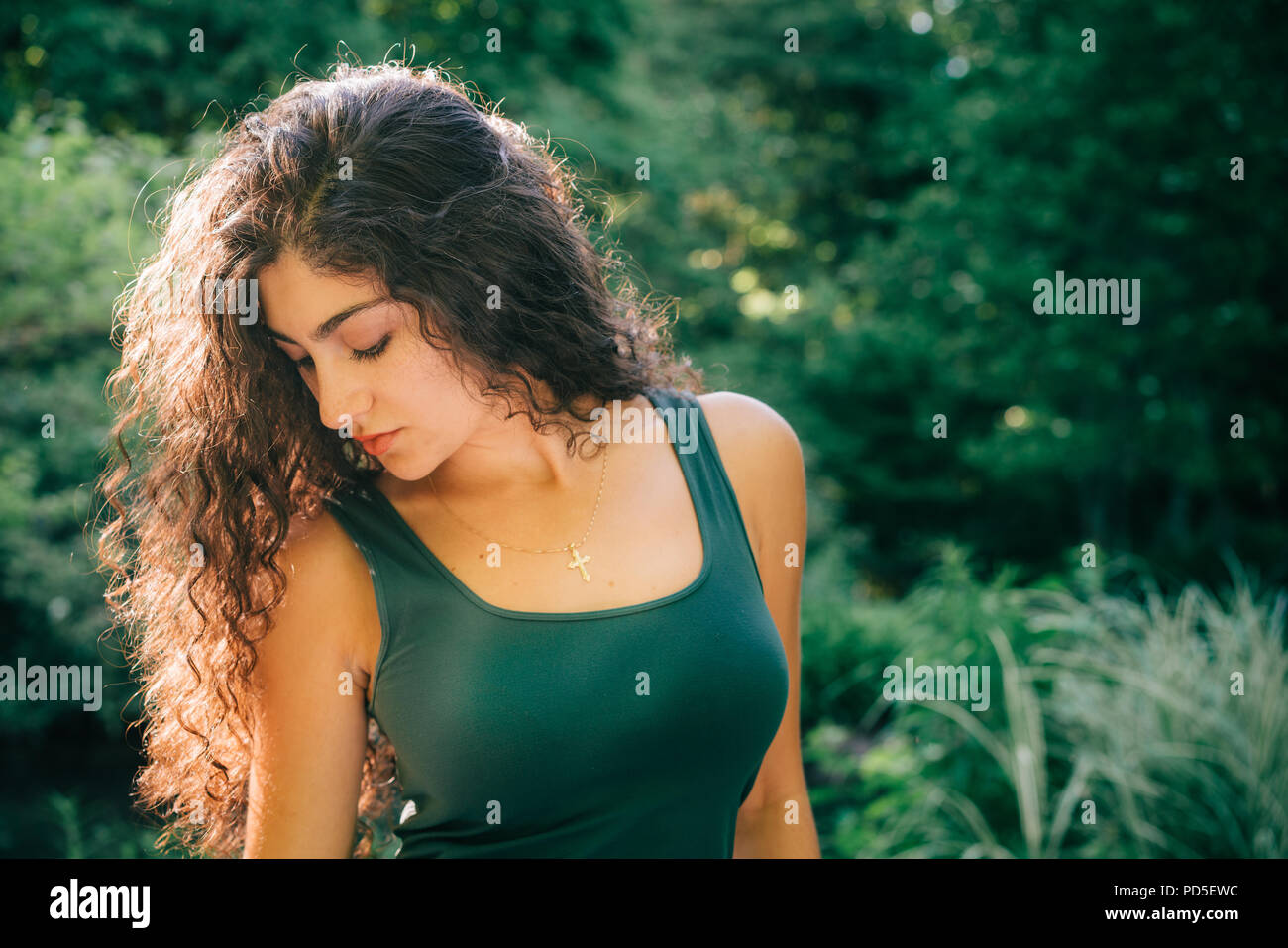 Jeune modèle féminin jardin extérieur Banque D'Images