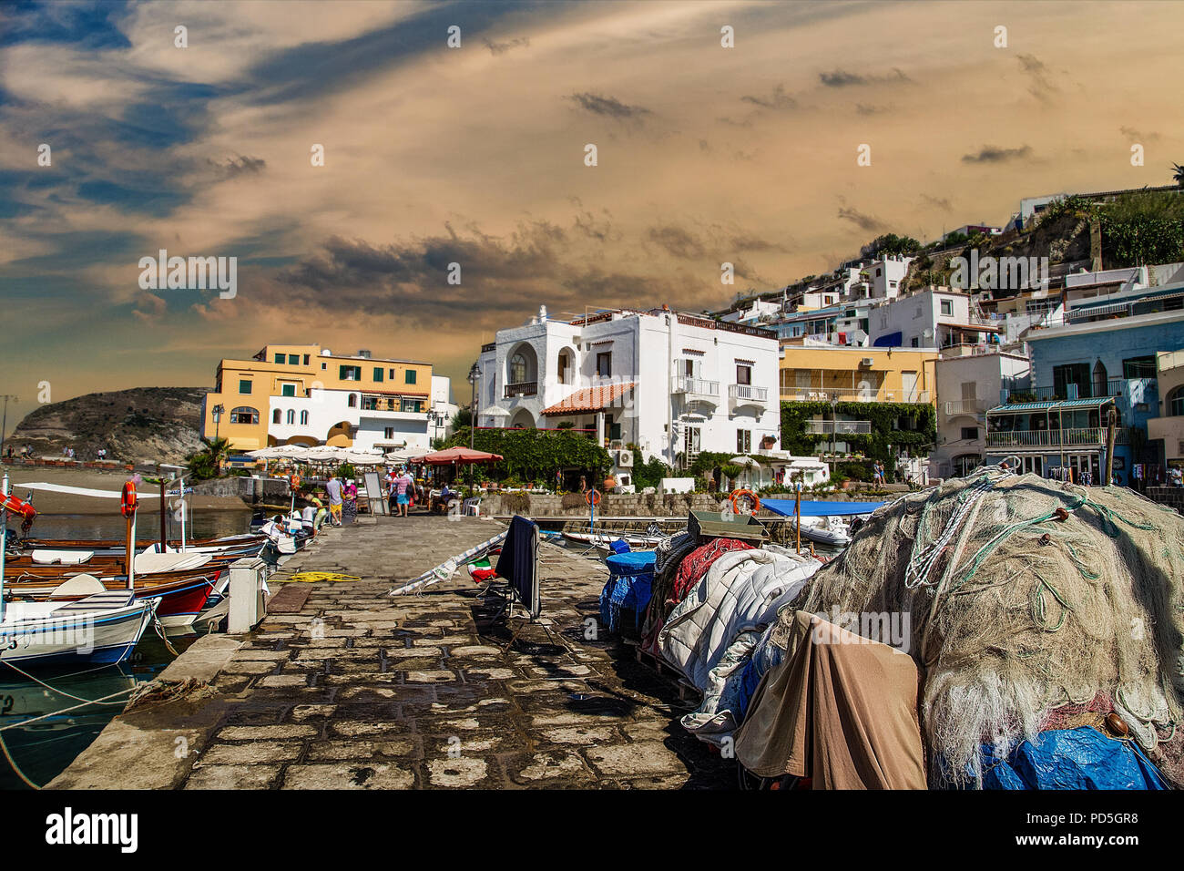 Bateaux amarrés au port de plaisance de l'île d'Ischia, Naples en Italie Banque D'Images
