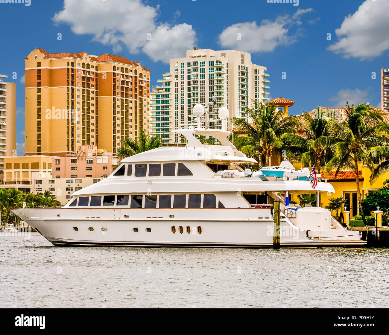 Yacht blanc par tours à condominiums Banque D'Images