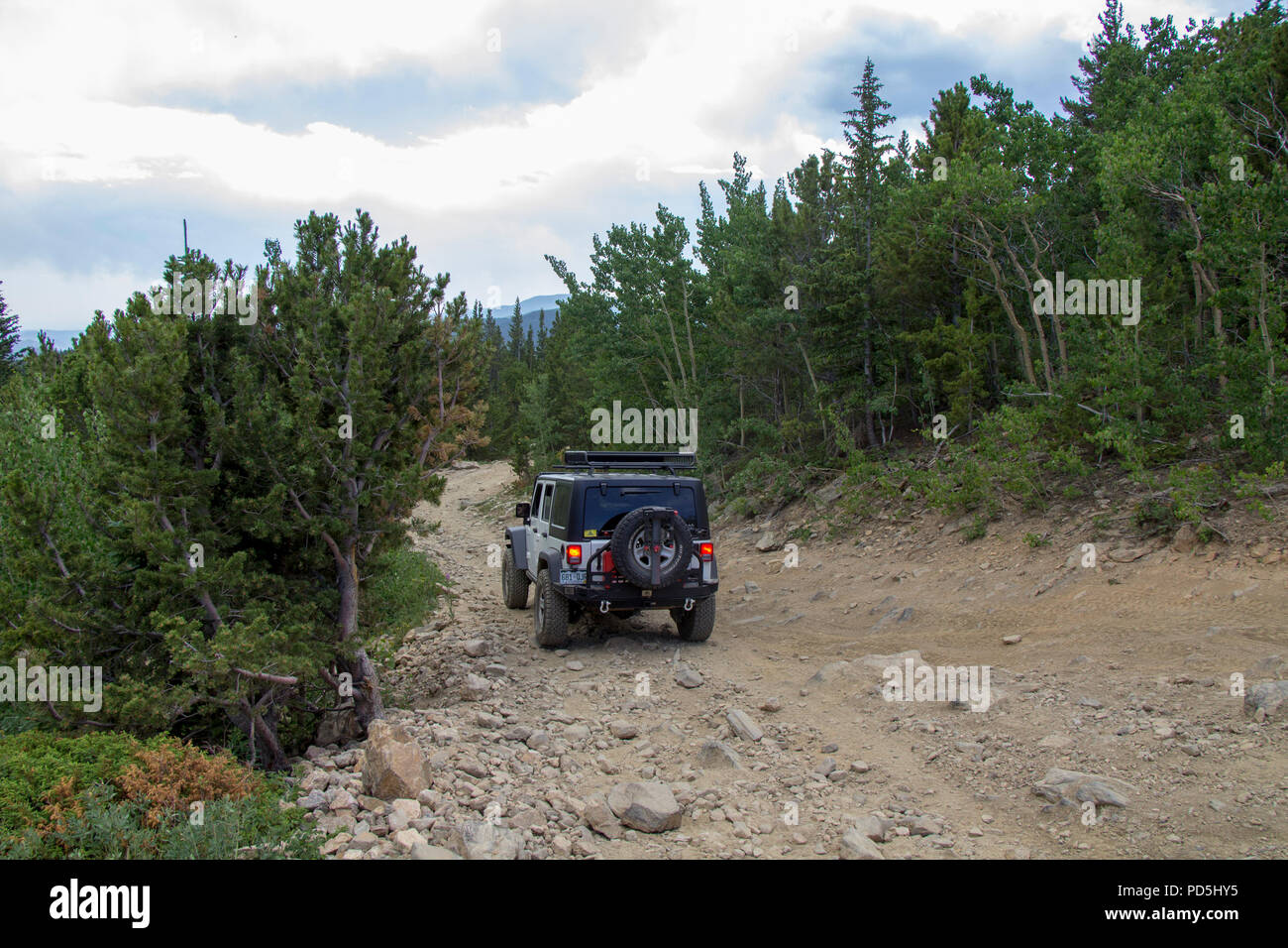 L'exploration de la colline dans la Jeep Yankee Banque D'Images