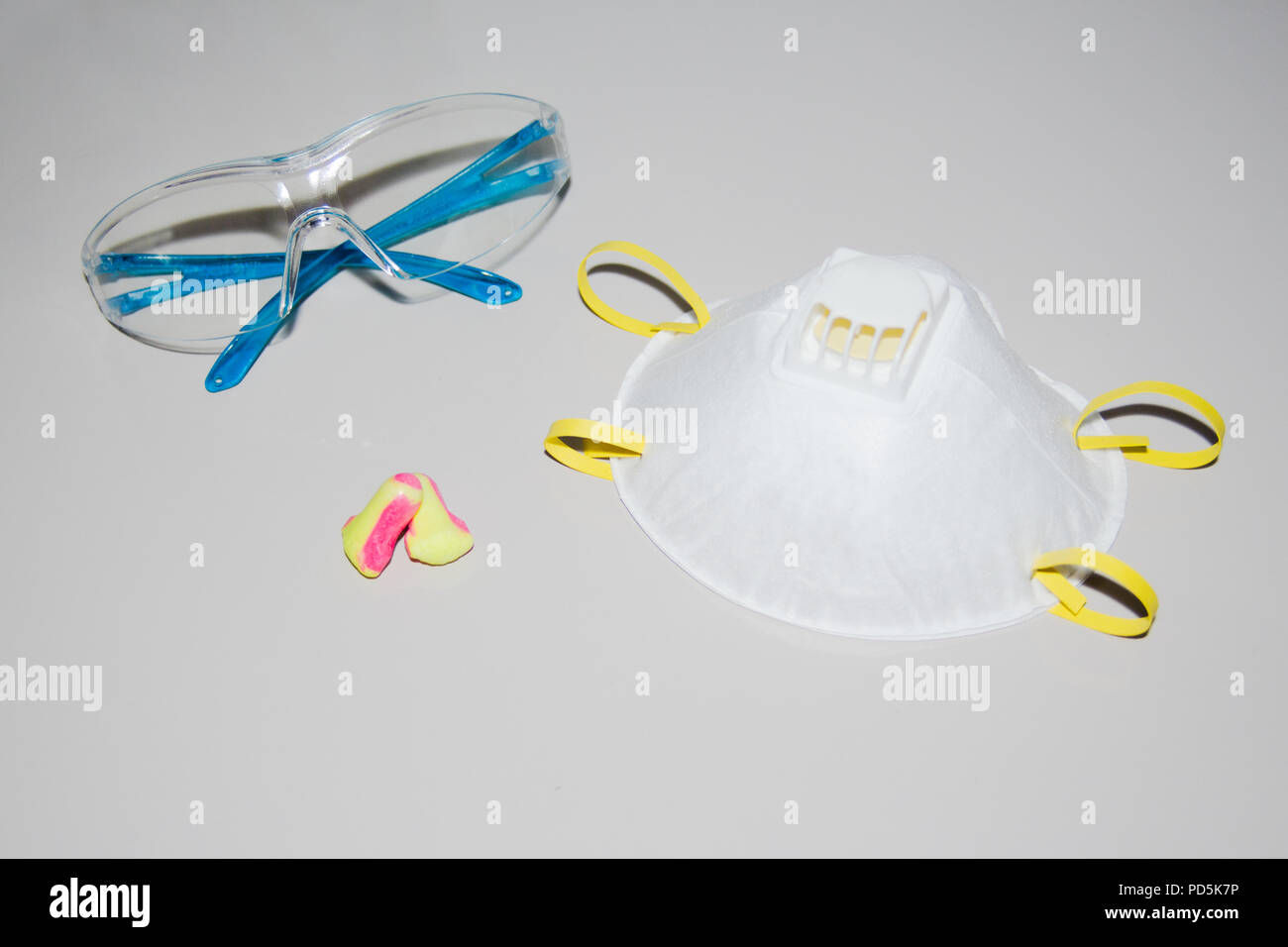 L'équipement de sécurité de travail isolé blanc masque de protection anti- poussière du matériel à usage unique, des bouchons d'oreilles et lunettes  verres Photo Stock - Alamy