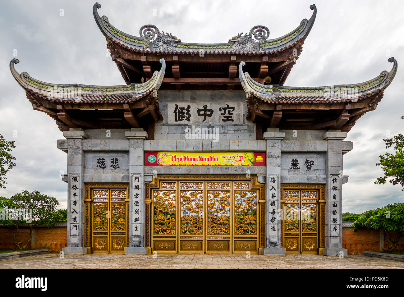 Chùa Quỳnh Lâm avant de porte, un temple bouddhiste et une attraction touristique. Banque D'Images