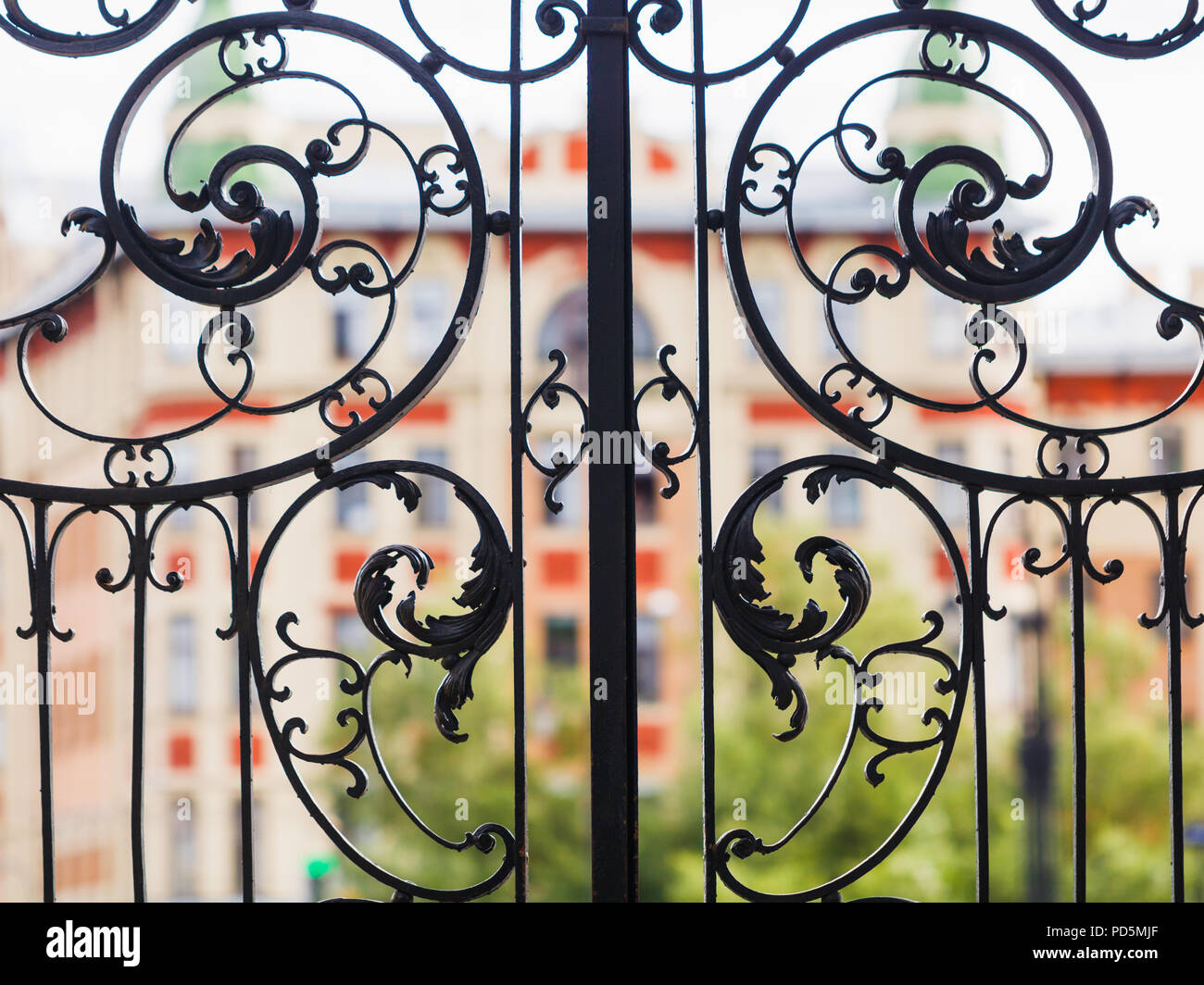 Vintage noir portes forgées en Europe city. Banque D'Images