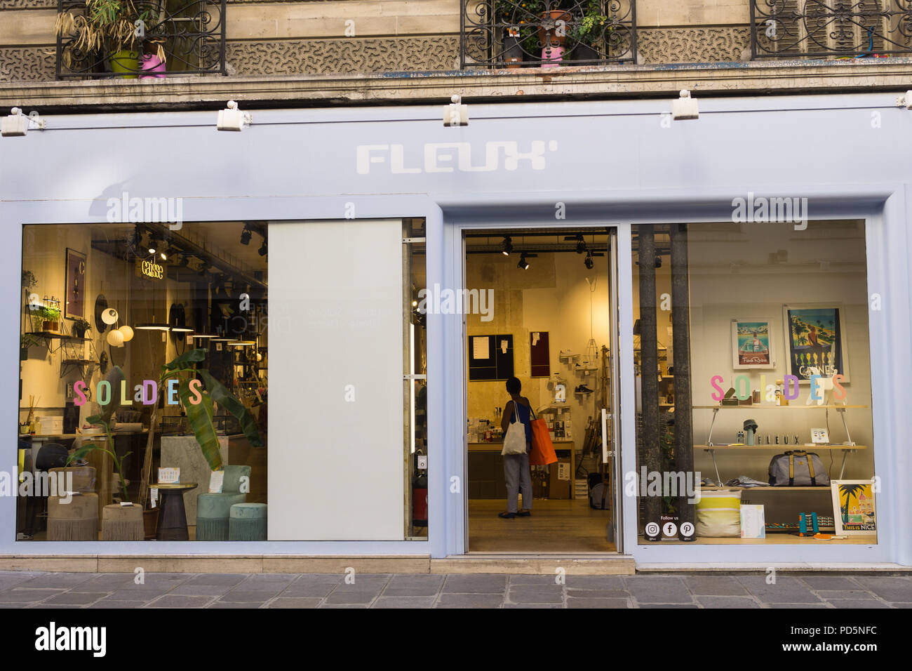 L'extérieur de l'Fleux - concept store vente de produits d'accueil dans le  Marais, Paris Photo Stock - Alamy