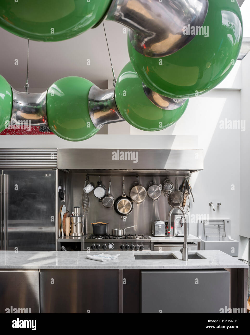 Unités de cuisine en acier inoxydable cuisine contemporaine avec feu vert conçu par Andy Martin Banque D'Images