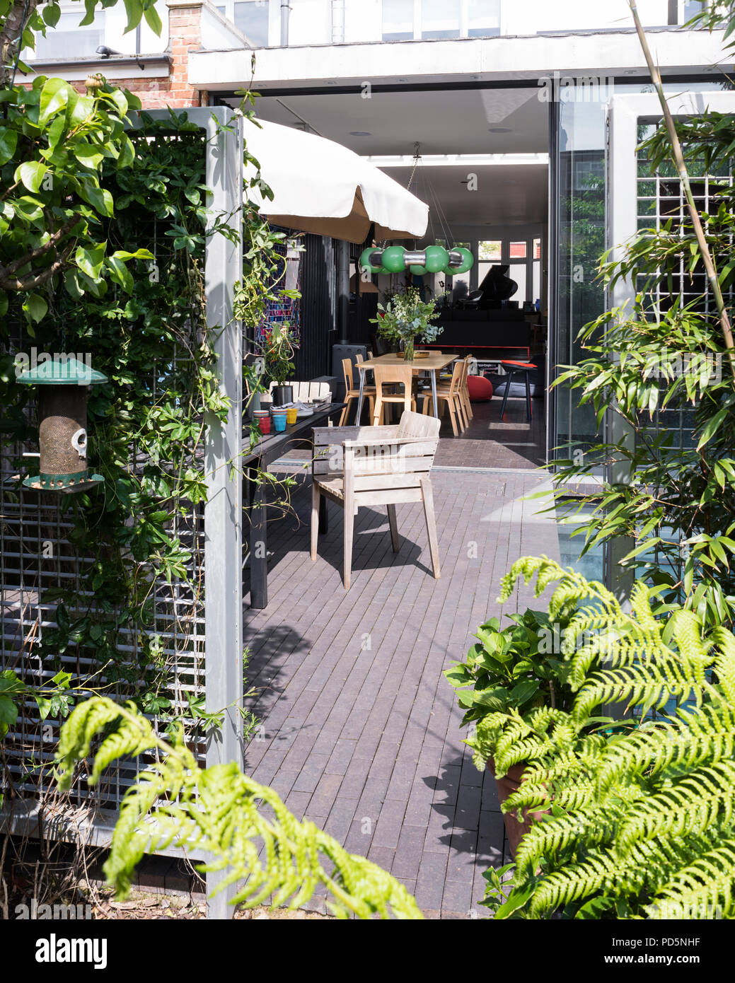 Jardin Terrasse avec mobilier en bois et d''une piscine extérieure Banque D'Images