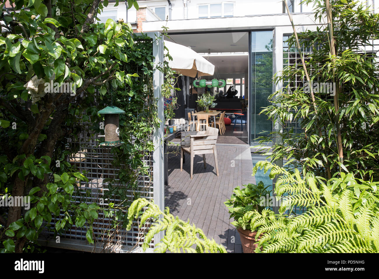 Jardin Terrasse avec mobilier en bois et d''une piscine extérieure Banque D'Images