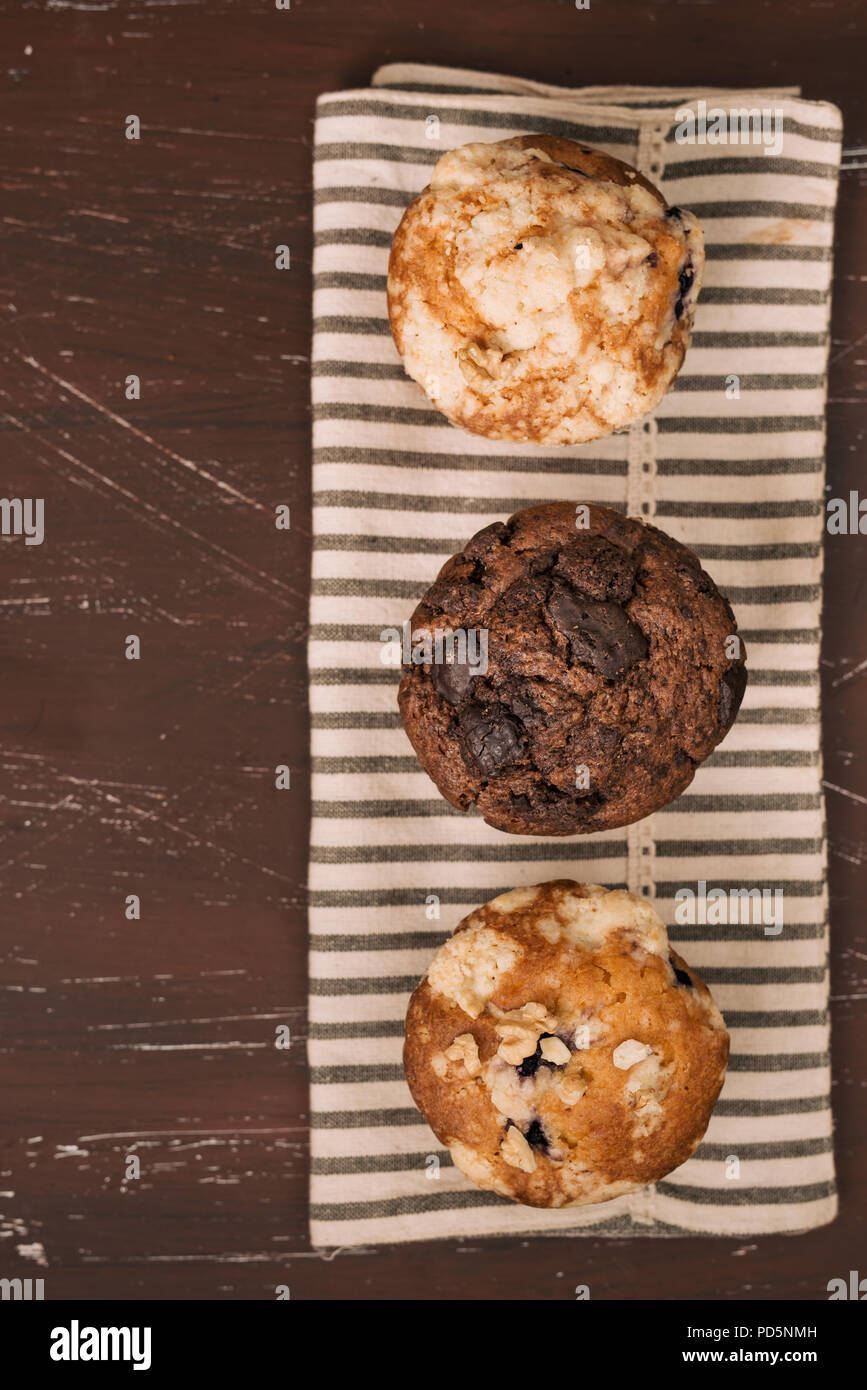 Des muffins différents frais sur la table Banque D'Images
