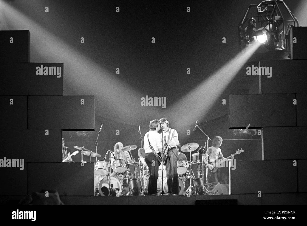 Dortmund, Allemagne, 20ème. 10 févr. 1981 - David Gilmour (à gauche) et Roger Waters of the British rock psychédélique des Pink Floyd THE WALL concert au Westfalenhalle à Dortmund/Allemagne (digital image à partir d'un b/w-film-négatif) Banque D'Images