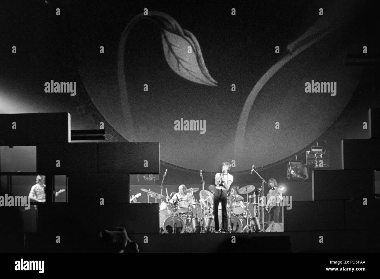 Dortmund, Allemagne, 20ème. 10 févr. 1981 -auteur-compositeur-interprète, compositeur et bassiste Roger Waters (avec micro) de la British rock psychédélique des Pink Floyd THE WALL concert au Westfalenhalle à Dortmund/Allemagne (digital image à partir d'un b/w-film-négatif) Banque D'Images