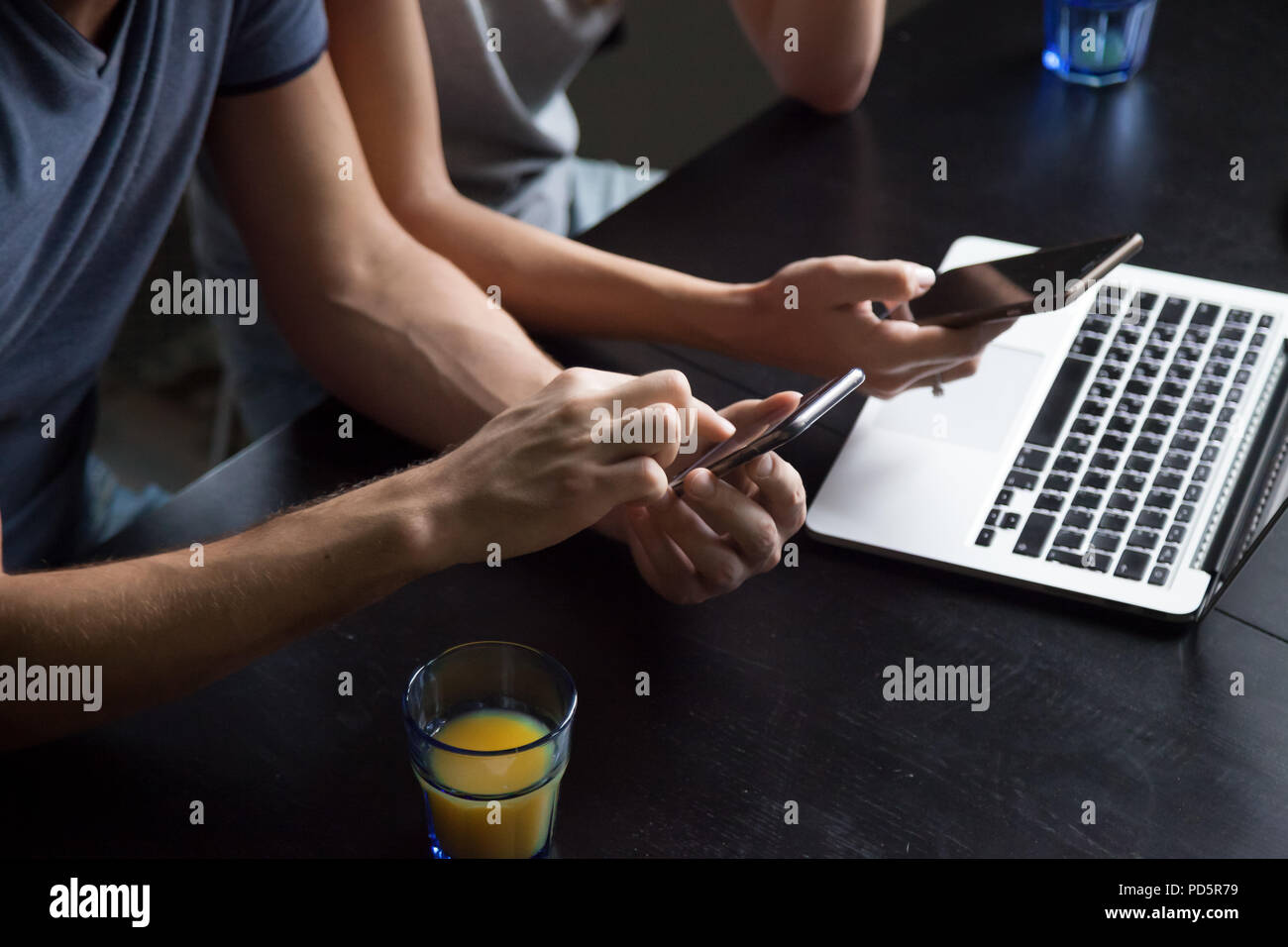 L'homme et la femme en utilisant les smartphones et les pc portable, vue en gros Banque D'Images