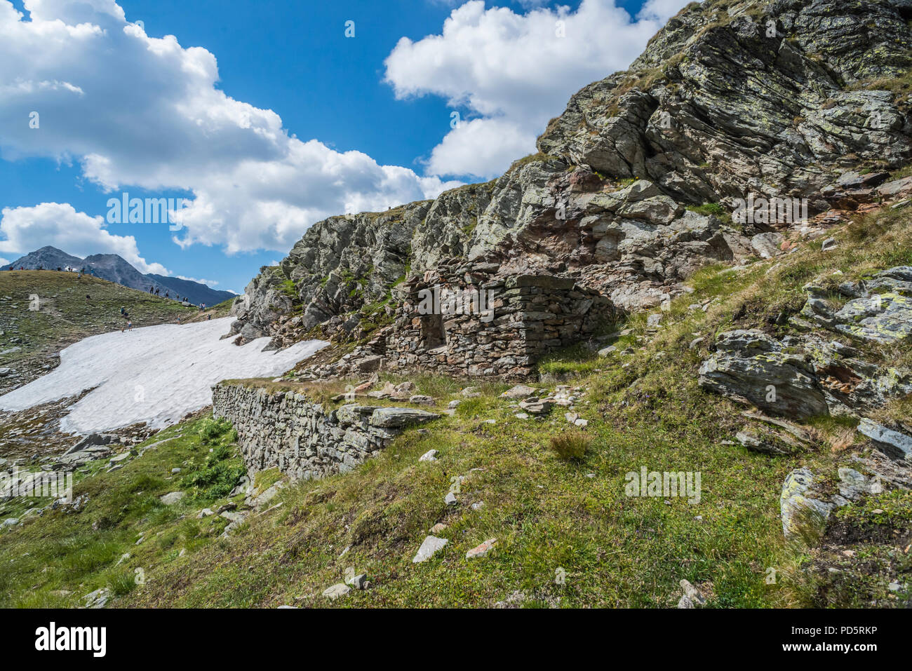 Timmelsjoch passage alpin près de Sölden Ötztal montagnes du Tyrol en Autriche avec les ruines abandonnées de ce qui reste de la garnison italienne Banque D'Images