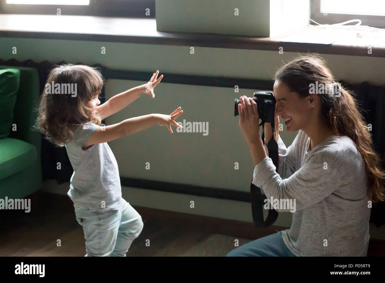 Maman faire photographe photo de jeune fille sur appareil photo numérique Banque D'Images