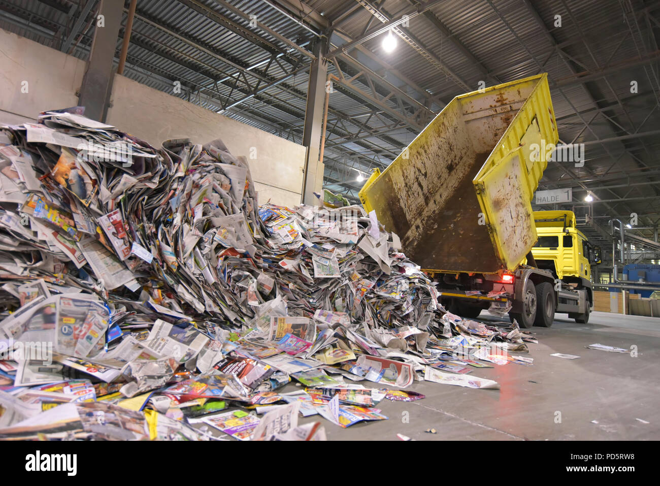 Transport par camion de recyclage du papier récupéré dans une usine de production de papier - dans un moulin Banque D'Images