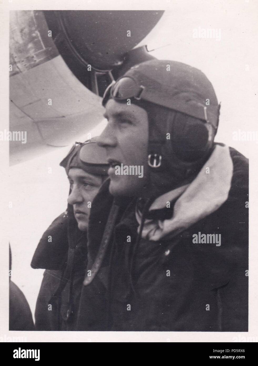 Droit de l'album photo de l'Oberleutnant Oscar Müller de la Kampfgeschwader 1 : l'Oberleutnant Johannes Brandenburg, Staffelkapitän du 4./kg 1, à l'Aérodrome de Dno en Russie au début de 1942. Le Brandebourg a été tué avec son équipage dans une explosion en plein vol de l'avion le 28 février 1942 après son avion a été touché par une bombe publié par un autre avion volant au-dessus. Le Brandebourg a été décerné la Croix de Chevalier de la Croix de Fer le 18 septembre 1940, alors qu'il servait avec Stukageschwader 2 dans l'Ouest. Banque D'Images