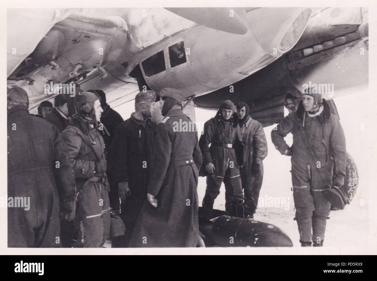 Droit de l'album photo de l'Oberleutnant Oscar Müller de la Kampfgeschwader 1 : l'Oberleutnant Johannes Brandenburg (à droite) et son équipage avec leurs Junkers Ju 88 suite à une autre mission de l'Aérodrome de Dno en Russie au début de 1942. Le Brandebourg est Staffelkapitän du 4./KG 1 et a été tué avec son équipage dans une explosion en plein vol de l'avion le 28 février 1942 après son avion a été touché par une bombe publié par un autre avion volant au-dessus. Le Brandebourg a été décerné la Croix de Chevalier de la Croix de Fer le 18 septembre 1940, alors qu'il servait avec Stukageschwader 2 dans l'Ouest. Banque D'Images