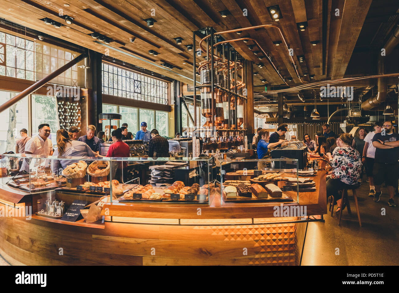 Seattle, Washington, USA - Juillet 6, 2018 : l'intérieur de la Réserve et de torréfaction Starbucks salle de dégustation à Seattle, Washington State, USA Banque D'Images