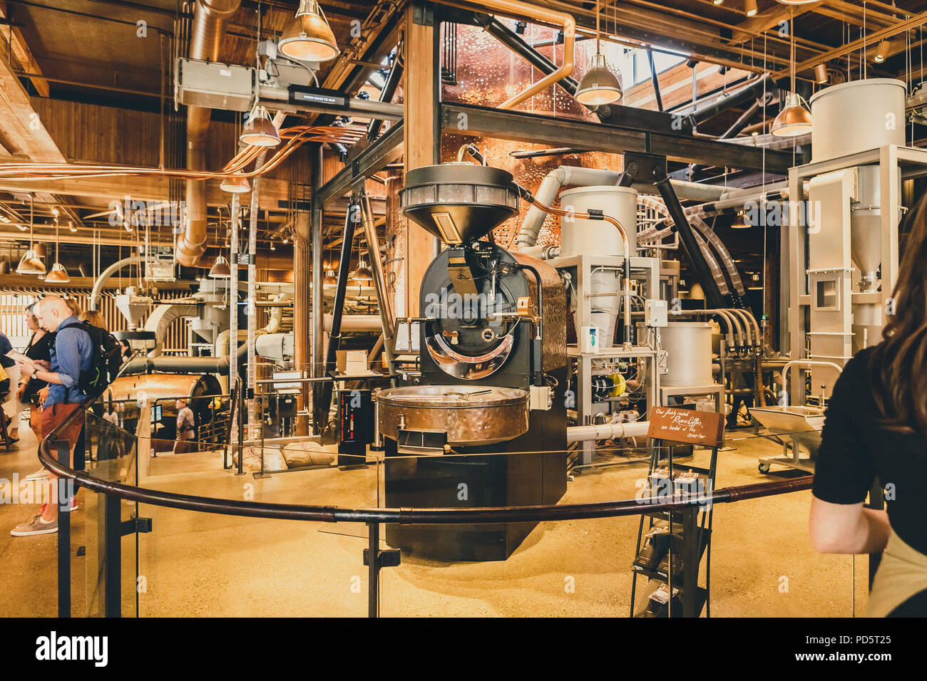 Seattle, Washington, USA - Juillet 6, 2018 : l'intérieur de la Réserve et de torréfaction Starbucks salle de dégustation à Seattle, Washington State, USA Banque D'Images