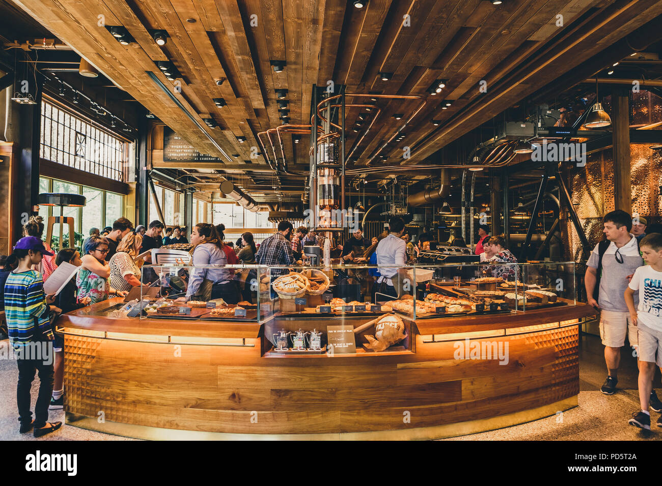Seattle, Washington, USA - Juillet 6, 2018 : l'intérieur de la Réserve et de torréfaction Starbucks salle de dégustation à Seattle, Washington State, USA Banque D'Images