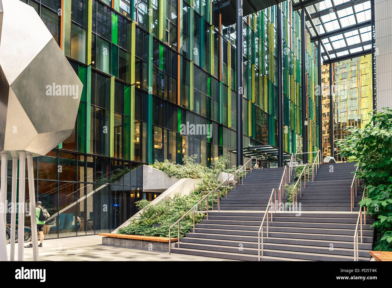 Seattle, Washington, USA - Juillet 6, 2018 : l'escalier entre le centre de réunion et Doppler du monde Amazon du siège situé au centre-ville de mer Banque D'Images