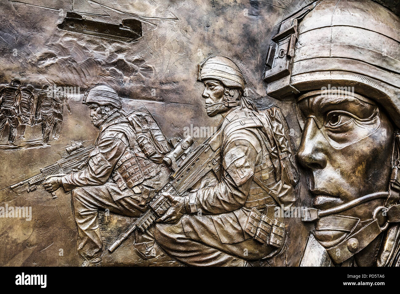 Sculpture en bronze, scène de guerre par le sculpteur Paul Day, Londres, Royaume-Uni. Une partie de l'Iraq et l'Afghanistan War Memorial, plaque, représentant de l'Armée britannique en action. Banque D'Images