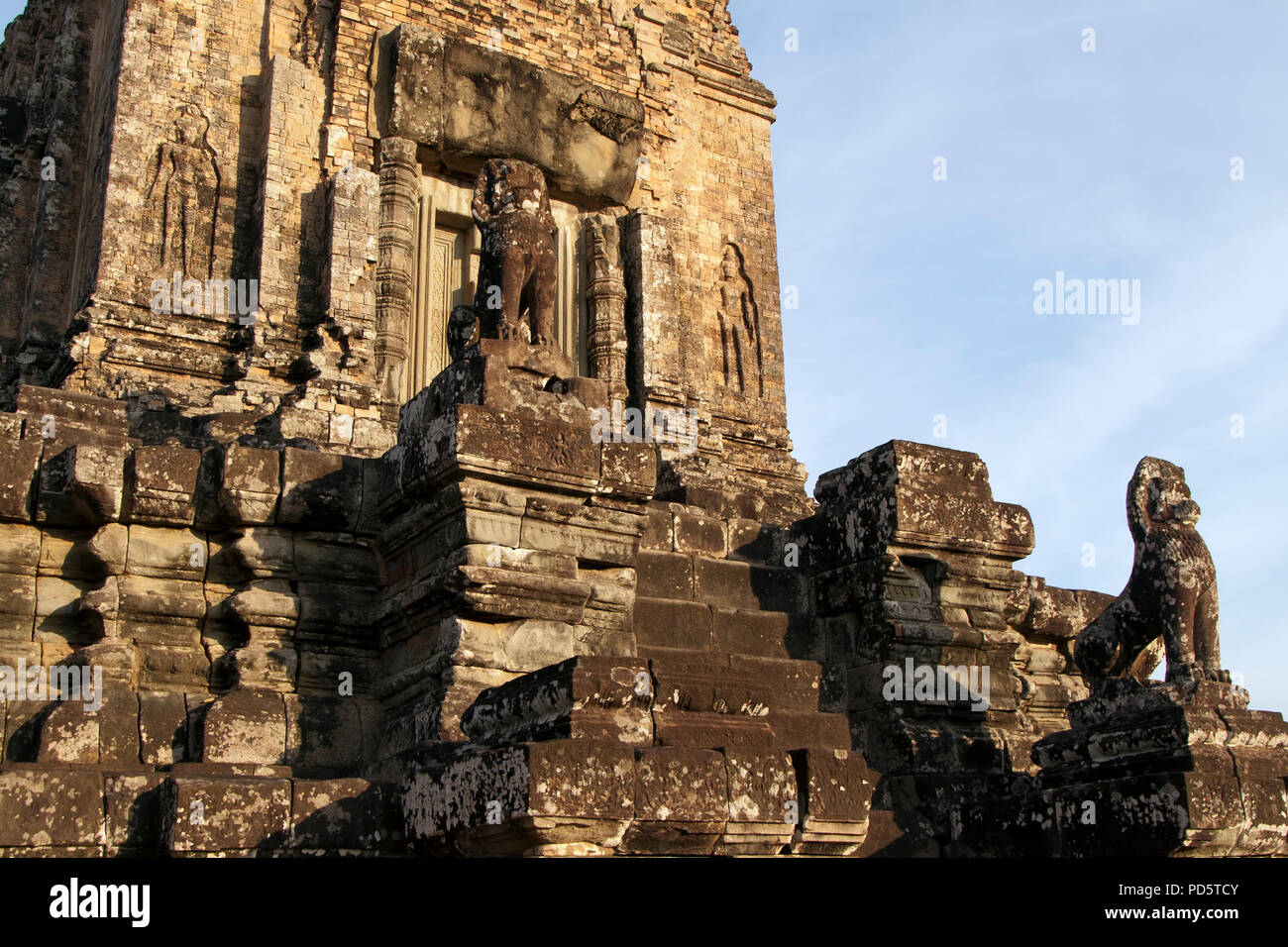 Angkor Cambodge, crépuscule vue de Pre Rup un temple hindou du 10ème siècle en pierre avec des statues animales on staircase Banque D'Images
