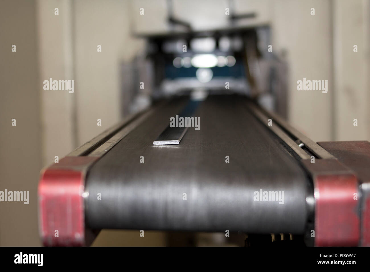 Le traitement des métaux acier plat la production industrielle de la construction de l'espace de travail automatisé en ligne Banque D'Images