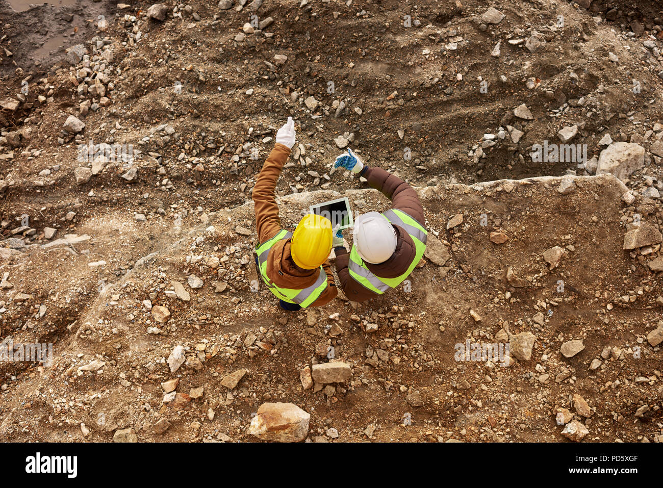 Au-dessus de la photo de deux ouvriers de l'industrie portant des vestes réfléchissantes et casque de chantier permanent sur l'exploitation minière à l'extérieur, spa copie Banque D'Images