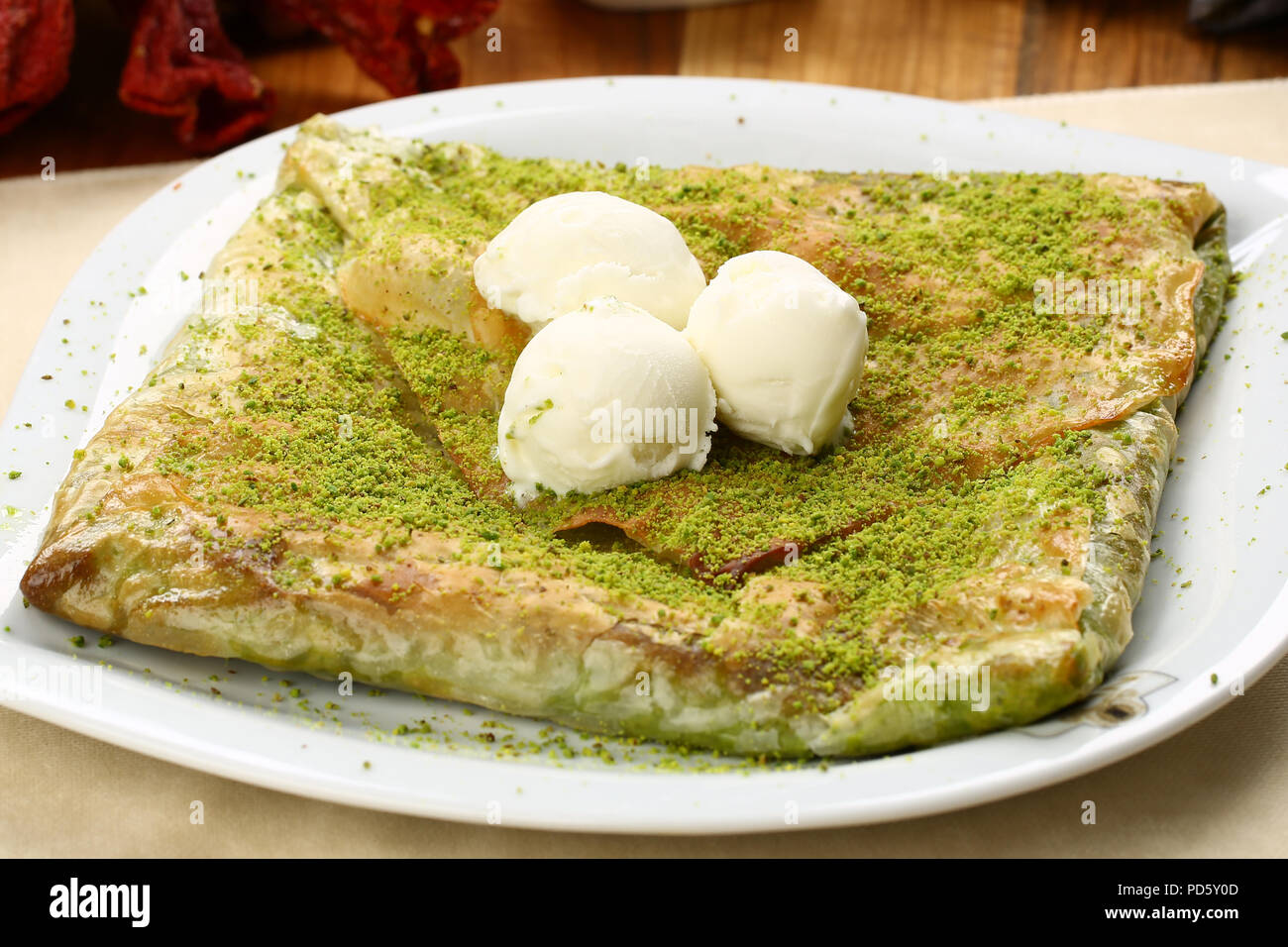 Katmer dessert turc sur la poudre de Pistache Banque D'Images