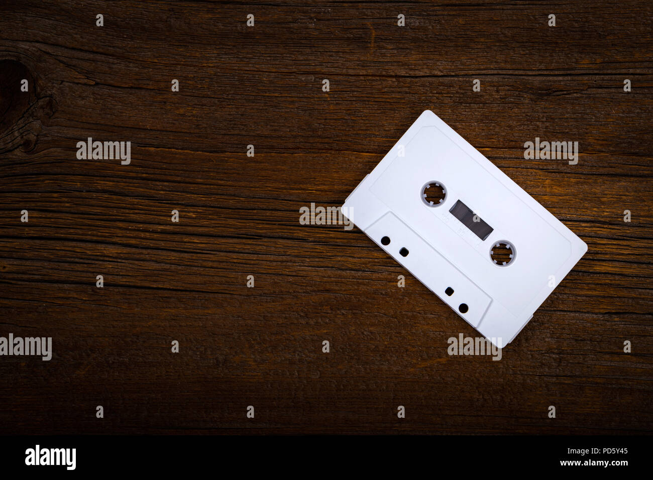 Cassette audio compact sur fond de bois with Copy Space Banque D'Images