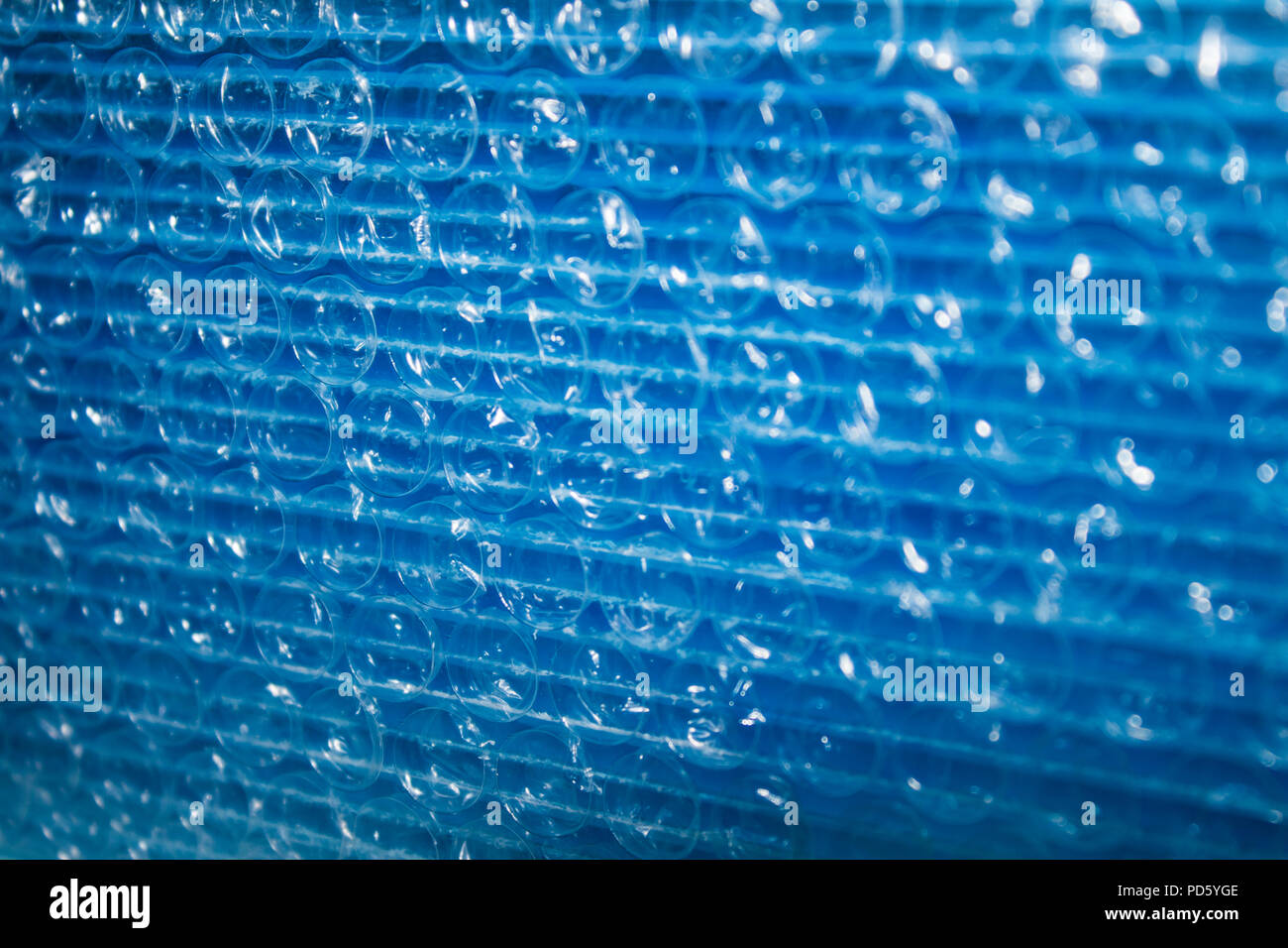 L'enveloppe de bulle en plastique bleu transparent pour l'emballage et la protection de la sécurité des transports maritimes Banque D'Images