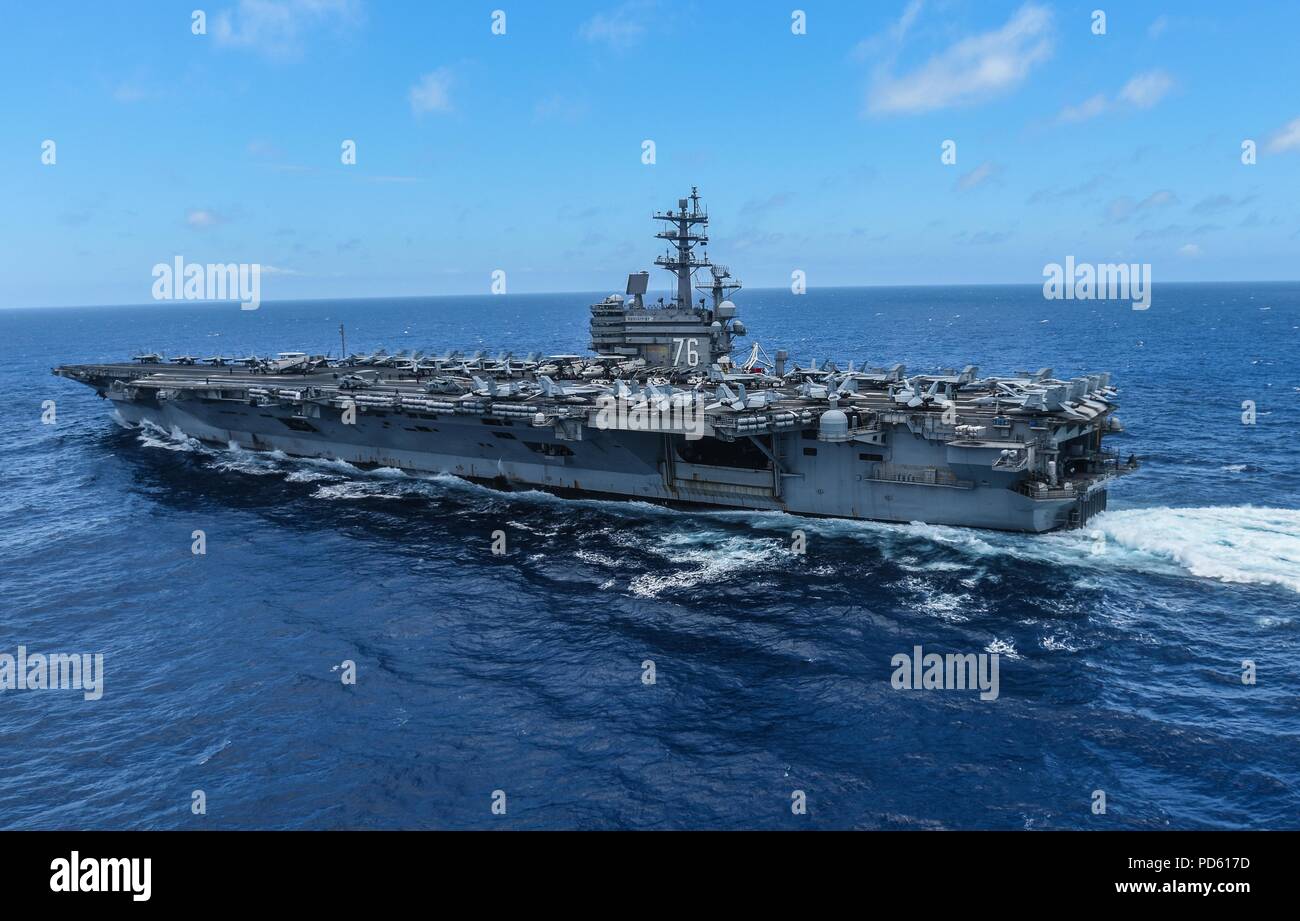 180715-N-PJ626-6956 MER DES PHILIPPINES (15 juillet 2018) La Marine a l'avant-porte-avions déployés, l'USS Ronald Reagan (CVN 76), opère dans la mer des Philippines au cours de l'été, patrouille le 15 juillet 2018. Ronald Reagan, le navire amiral de Carrier Strike Group (CSG) 5, fournit une force prête au combat qui protège et défend les intérêts de maritime collective de ses alliés et partenaires dans la région du Pacifique-Indo-Asia. (U.S. Photo par marine Spécialiste de la communication de masse 2e classe Kaila C. Peters/relâché). () Banque D'Images