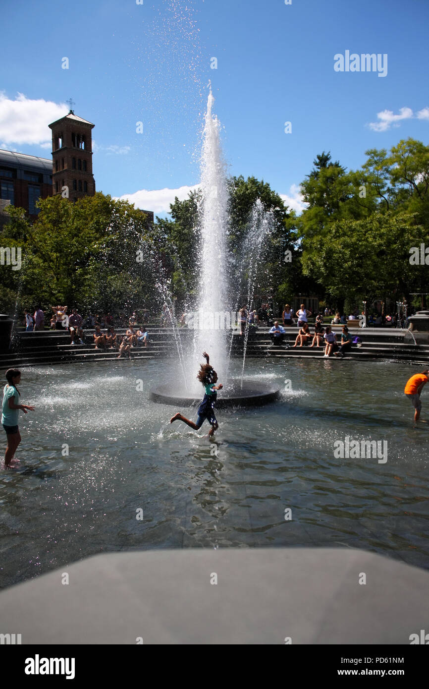 Petite fille se refroidit dans Washington Square Park fontaine en été, vague de chaleur dans West Village, Manhattan le 28 août 2014, Manhat Banque D'Images