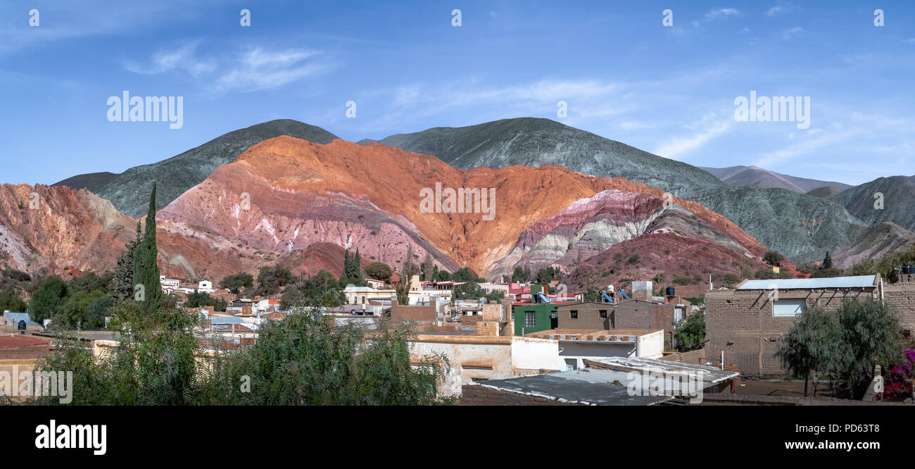 Vue panoramique de la ville de Purmamarca avec la colline des sept couleurs (Cerro de los Siete Colores) sur arrière-plan - Purmamarca, Jujuy, Argentine Banque D'Images