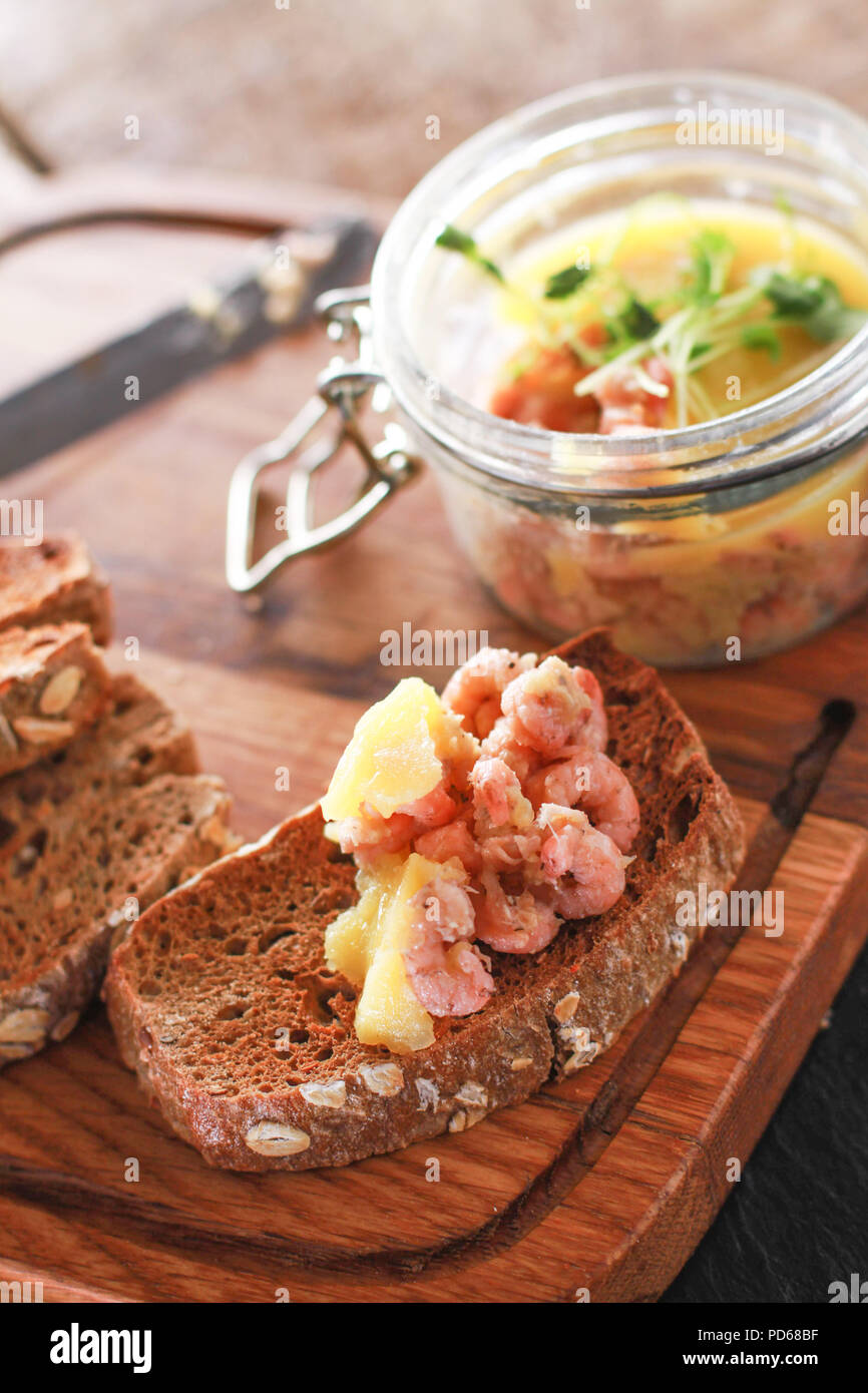 Crevettes en pot traditionnel apéritif servi avec pain brun Apéritif crevettes servi sur pain grillé Banque D'Images