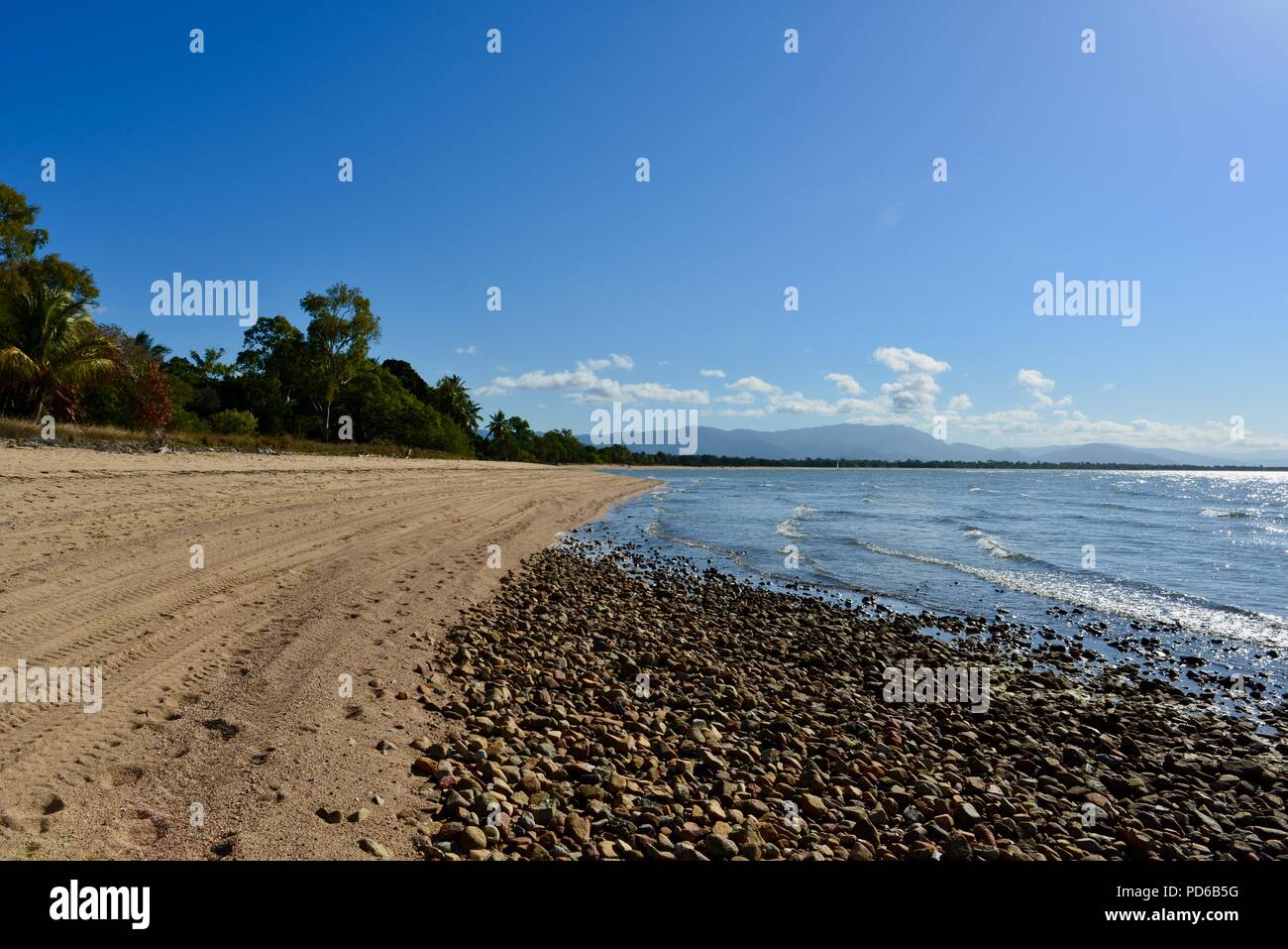 Plage rocheuse fusion avec une plage de sable fin, des modèles naturels, des scènes de la Côte Tropical North Queensland, Toolakea QLD, Australie Banque D'Images