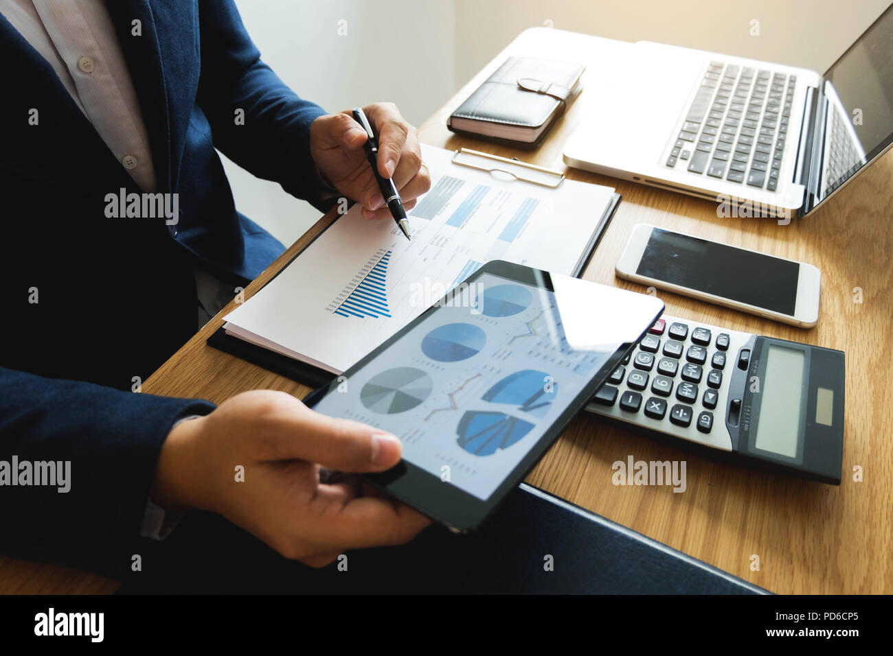 Businessman using tablet à la situation sur la valeur de marché , concept d'entreprise. Banque D'Images
