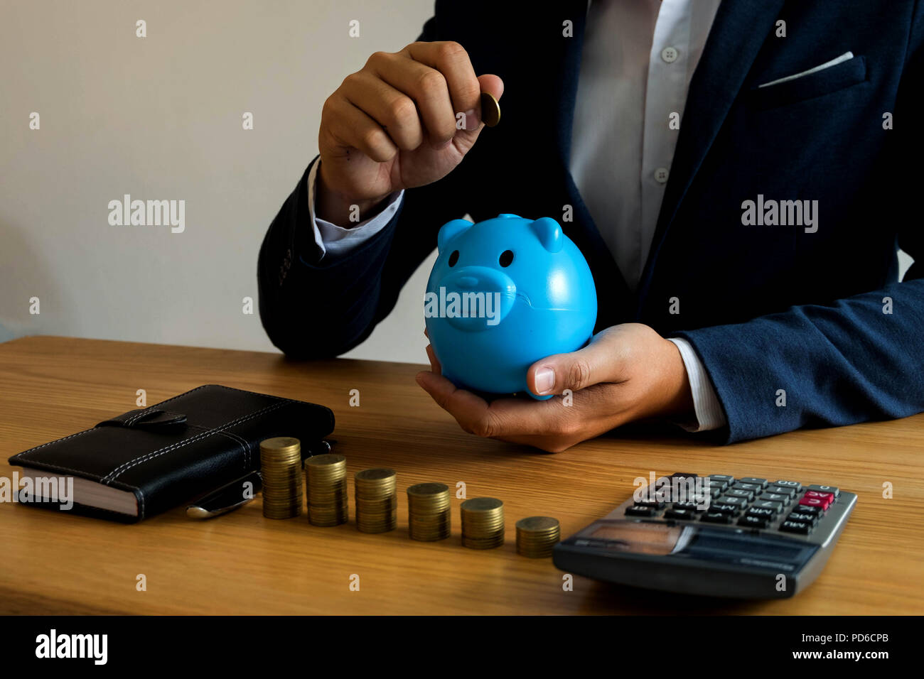 La mise en pièce d'affaires blue tirelire, d'économiser de l'argent .finances concept . Banque D'Images