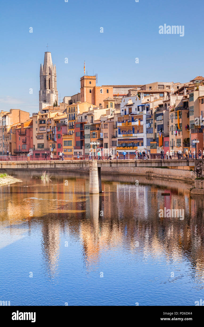 Maisons de la cité médiévale sur les bords de la rivière Onyar, et le Pont de Sant Agusti, et le clocher de l'église collégiale de Sant Feliu, Gérone, Catalogne... Banque D'Images