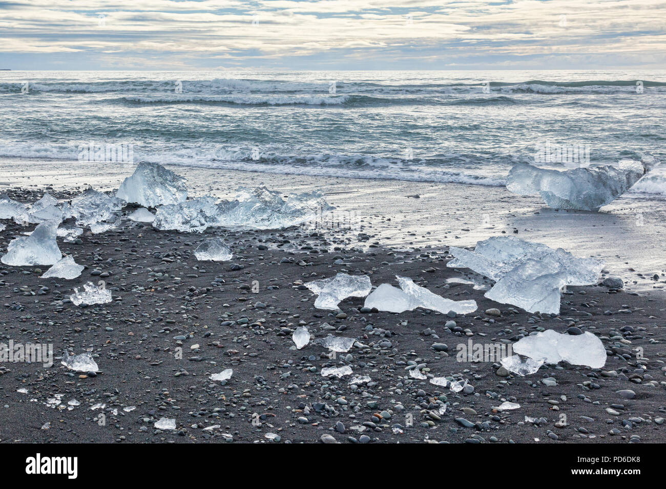 Plage du diamant, le sud de l'Islande, où la glace de Jokulsarlon Glacial Lagoon est déposé sur le sable noir volcanique. Banque D'Images