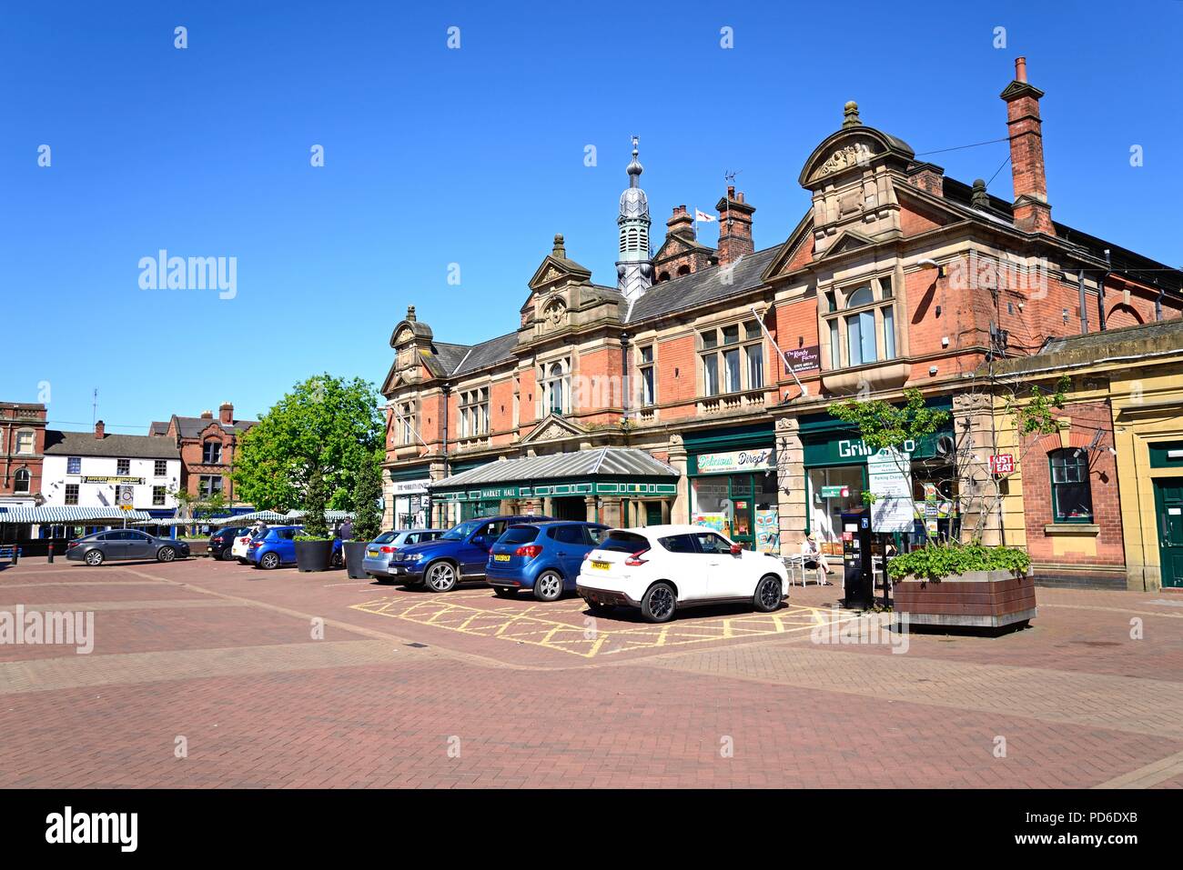 Le marché de Victoria Hall dans le centre-ville aux voitures garées à l'avant-plan, Burton upon Trent, Staffordshire, Angleterre, Royaume-Uni, Europe de l'Ouest. Banque D'Images